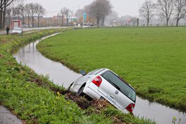 Auto te water gereden in Weesp