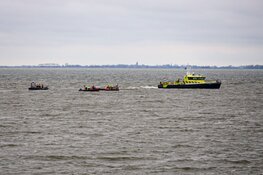 Bootje gezonken op IJmeer, twee opvarenden gered