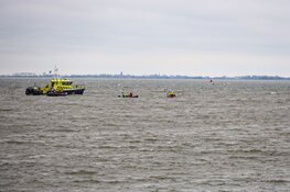 Bootje gezonken op IJmeer, twee opvarenden gered