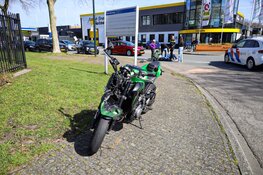 Motorrijder in botsing met auto in Huizen