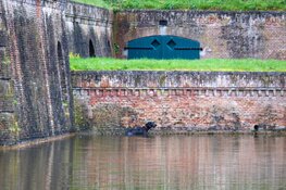 Hond valt te water bij Naarden-Vesting