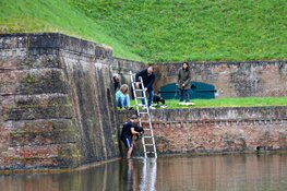 Hond valt te water bij Naarden-Vesting