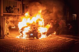 Auto verwoest in Hilversum, mogelijk brandstichting