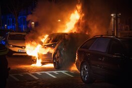 Auto verwoest in Hilversum, mogelijk brandstichting