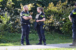 Mannen stelen scooter en verliezen geld op treinspoor in Hilversum