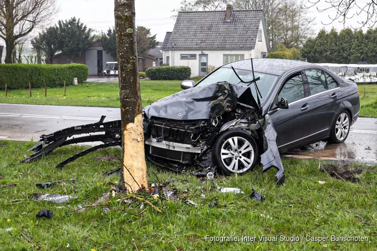 Automobilist tegen boom gereden in Muiderberg