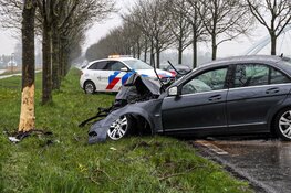 Automobilist tegen boom gereden in Muiderberg