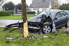 Automobilist tegen boom gereden in Muiderberg