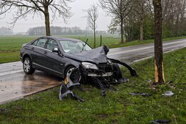 Automobilist tegen boom gereden in Muiderberg