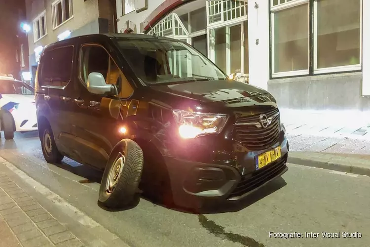 Auto met schade achtergelaten op rijbaan
