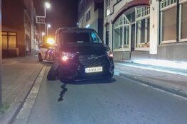 Auto met schade achtergelaten op rijbaan