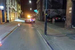 Auto met schade achtergelaten op rijbaan