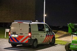 Politie zoekt in Naarden en op strand in Almere naar urgente vermissing