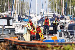 Twee personen gered na omslaan zeiljacht op het Gooimeer