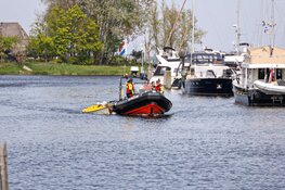 Twee personen gered na omslaan zeiljacht op het Gooimeer