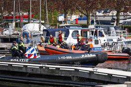 Twee personen gered na omslaan zeiljacht op het Gooimeer