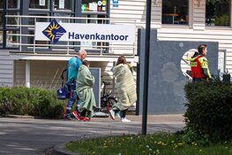 Twee personen gered na omslaan zeiljacht op het Gooimeer