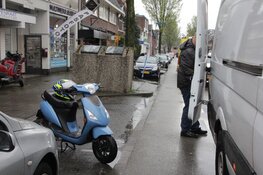 Scooter achterop bestelbus gebotst