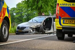 Auto tegen boom op de Rading in Loosdrecht