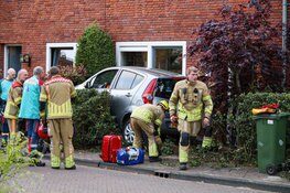 Auto crasht in tuin in Laren