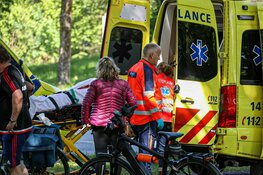 Aanrijding op fietspad in Huizen, traumahelikopter ter plekke