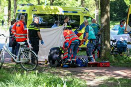 Aanrijding op fietspad in Huizen, traumahelikopter ter plekke