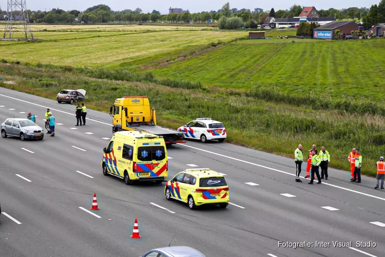 Auto raakt van de weg na botsing bij Muiderberg