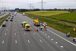 Auto raakt van de weg na botsing bij Muiderberg