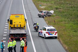 Auto raakt van de weg na botsing bij Muiderberg