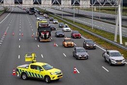 Auto raakt van de weg na botsing bij Muiderberg