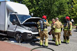 Brandje in motorblok van bakwagen in Naarden