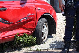 Auto eindigt in voortuin in Blaricum