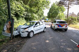 Automobiliste rijdt tegen paal in Huizen