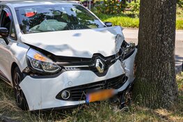 Auto komt tot stilstand tegen boom in Huizen