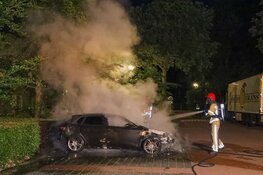 Auto door brand verwoest in Laren