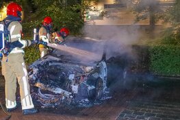 Auto door brand verwoest in Laren