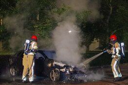 Auto door brand verwoest in Laren