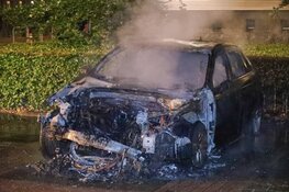 Auto door brand verwoest in Laren