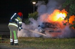 Auto in brand op afgelegen parkeerplaats in Huizen