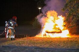 Auto in brand op afgelegen parkeerplaats in Huizen
