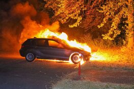 Auto in brand op afgelegen parkeerplaats in Huizen