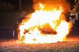 Auto in brand op afgelegen parkeerplaats in Huizen
