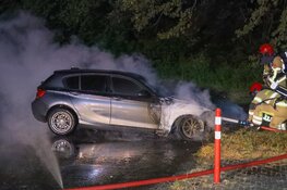 Auto in brand op afgelegen parkeerplaats in Huizen