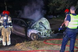 Auto in brand op afgelegen parkeerplaats in Huizen