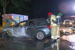 Auto in brand op afgelegen parkeerplaats in Huizen