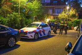 Forensische opsporing doet onderzoek in tuin Bussum na aantreffen overleden persoon