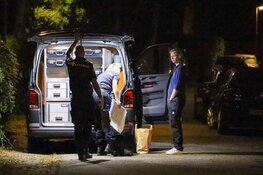 Forensische opsporing doet onderzoek in tuin Bussum na aantreffen overleden persoon