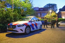 Forensische opsporing doet onderzoek in tuin Bussum na aantreffen overleden persoon