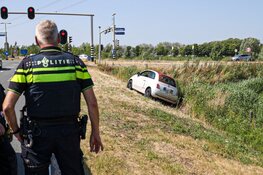 Automobilist raakt van de weg door "tik" van andere auto in Muiden