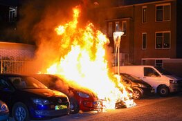 Auto`s door brand verwoest in Huizen
